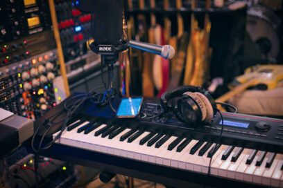Discover the best free online resources for beginner musicians in Nigeria! From tutorials to sheet music, kickstart your music journey with Hornsify's guide.